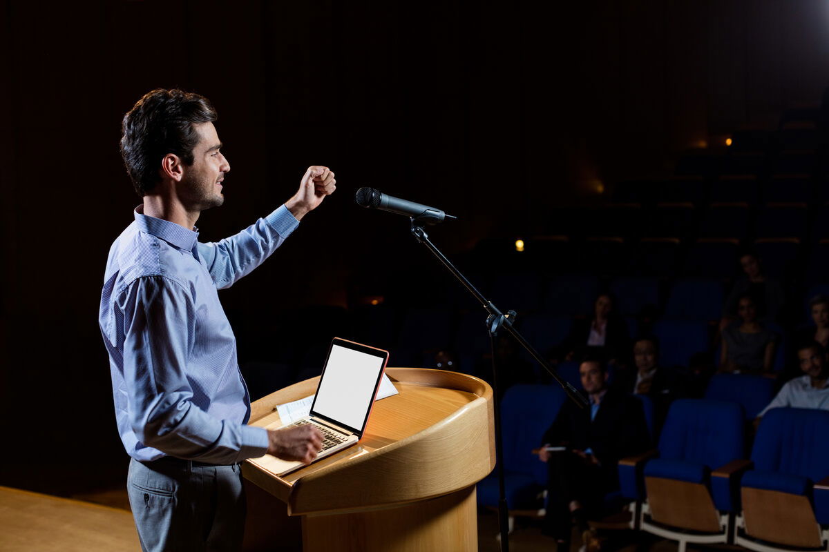 taking-a-public-speaking-session